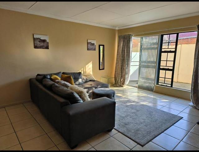 2 BEDROOM APARTMENT FOR SALE IN SILVERTON